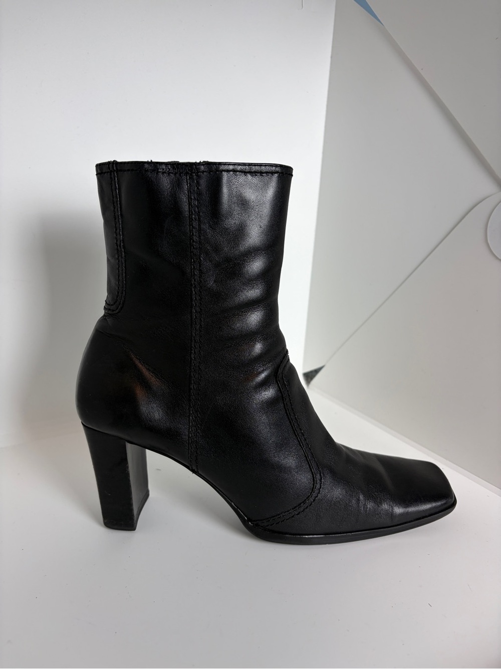 Bandolino Ankle Block Heel Square Toe Boots in Black Leather; Size 8 M